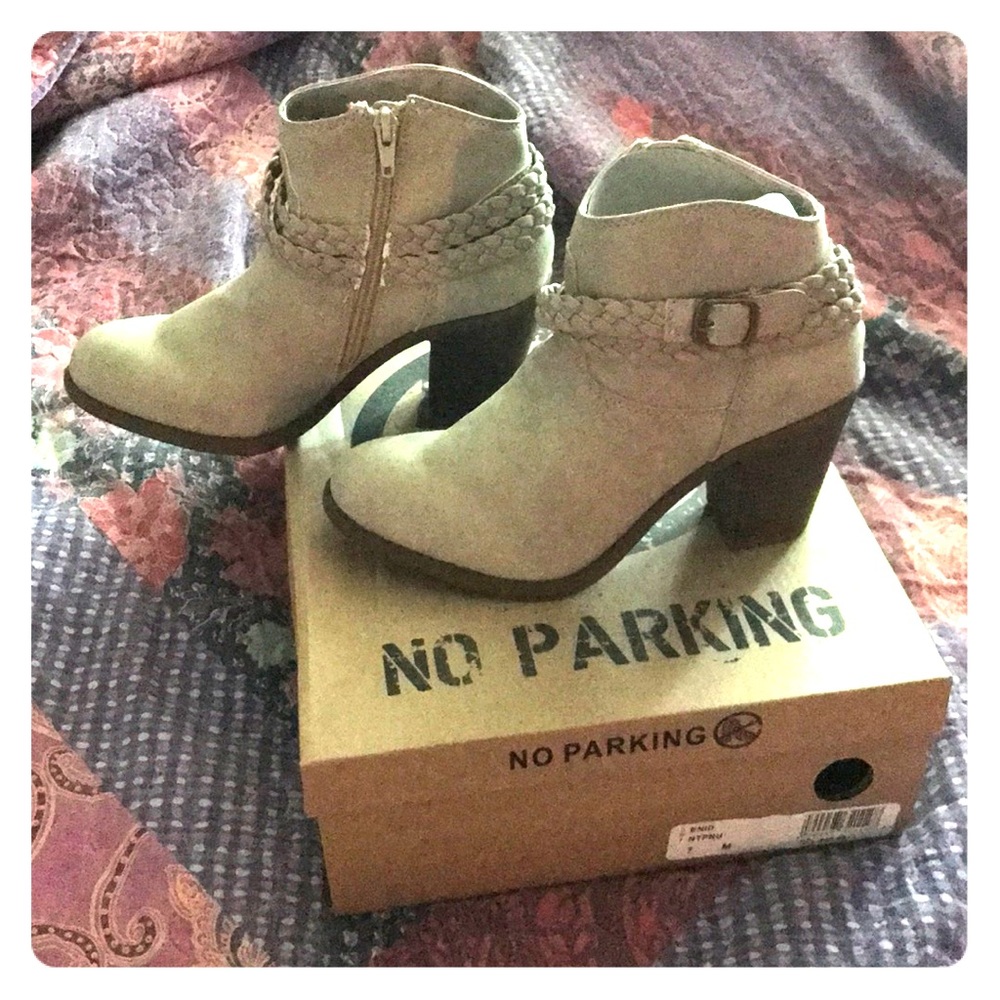 Natural tan suede booties❤️